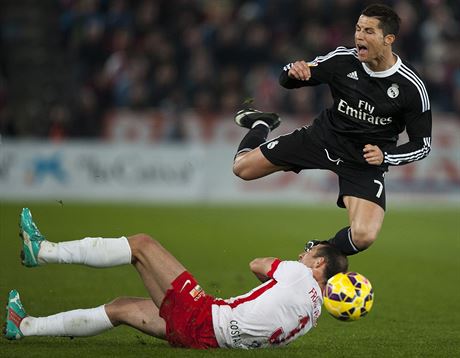 Cristiano Ronaldo padá v utkání na hiti Almerie. Pod nohy mu skoil Francisco...