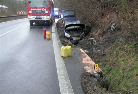 idi na Karlovarsku usnul za volantem, narazil do betonové propusti.