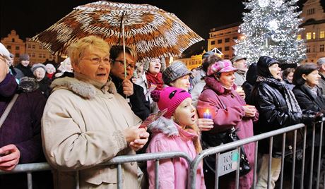 Tradiní vánoní zpívání koled na námstí Republiky v Plzni (17. prosince 2014)