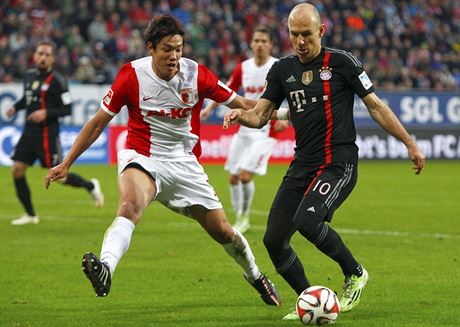 PROJDU? Arjen Robben z Bayernu Mnichov (vpravo) v utkání proti Augsburgu.