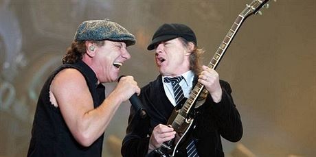 Zpvák Brian Johnson a kytarista Angus Young z AC/DC pi jejich posledním praském koncert v roce 2009