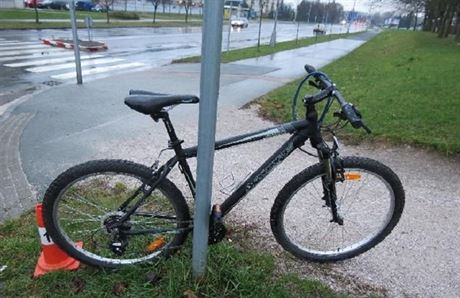 Cyklistku auto srazilo na Moravském Pedmstí v Hradci Králové. (14. 12. 2014)