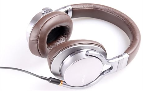 Sony MDR-A1. ڞasn pohodln a velmi dobe hrajc. koda nesmlch vek.