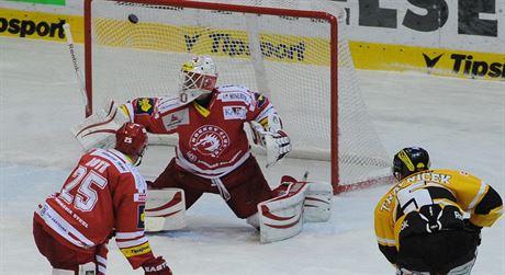 Michal Trávníek z Litvínova stílí gól v utkání proti Tinci.