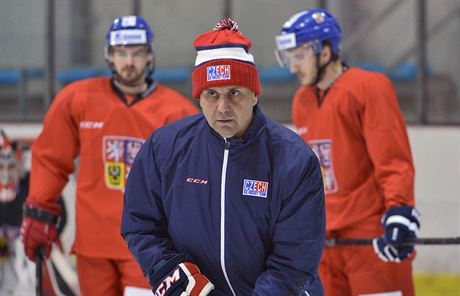 Trenér Vladimír Rika na tréninku eské hokejové reprezentace ped turnajem...