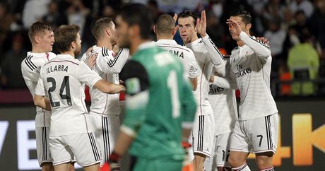 Fotbalisté Realu Madrid slaví gól Garetha Balea.