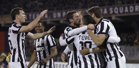 Carlos Tevez (druhý zprava) z Juventusu slaví se spoluhrái gól v zápase na...