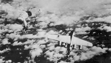 Americk bombardr B-24 Liberator se t k zemi po toku nmeck sthaky a...