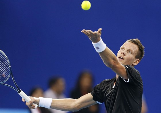 Tomá Berdych podává v utkání s Novakem Djokoviem na tenisové souti IPTL v...