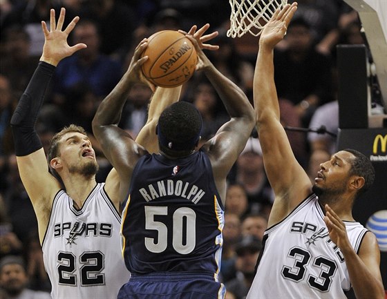 Zach Randolph z Memphisu se pokouí o stelu, blokují ho Tiago Splitter (vlevo)...