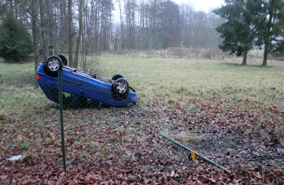 Opilý mu bez idiského prkazu otoil na Chebsku auto na stechu a poniil...