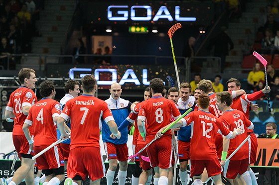 Čeští florbalisté slaví gól proti Finsku v semifinále mistrovství světa.