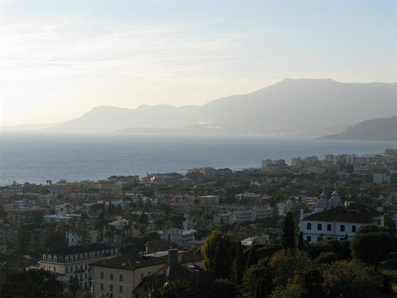 Panoramatický pohled na italské turistické letovisko Bordighera.