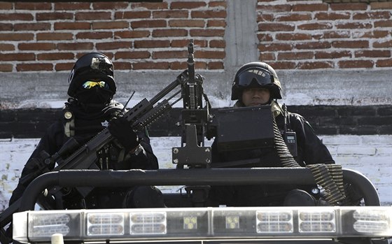 Pln ozbrojení policisté v ulicích La Ruana.(17. prosince 2014)