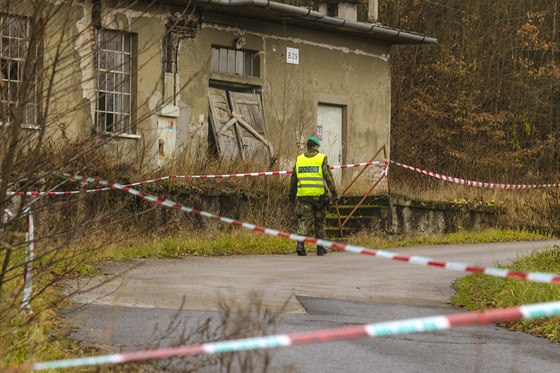 Okolí areálu s muniními sklady u Vrbtic steí desítky policist. (8....