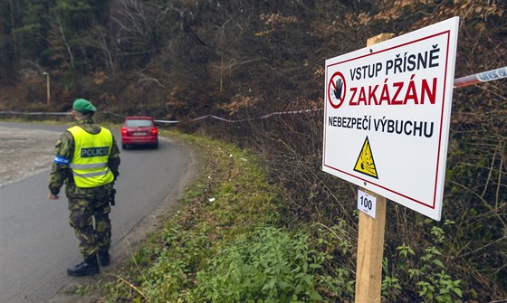 Okolí areálu s muničními sklady u Vrbětic střeží desítky policistů. (8....