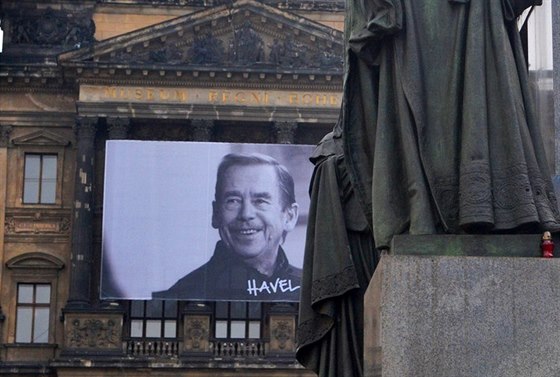 Václava Havla pipomíná i velkoformátová fotografie na budov Národního muzea.