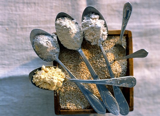 V dřevěné nádobě quinoa, na lžících zleva Quinoová mouka, žitná mouka s nízkým...