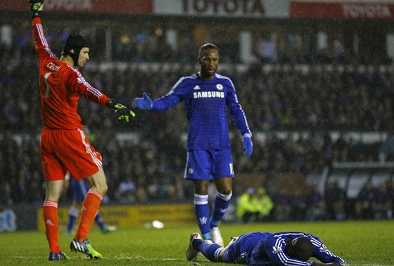 Branká Chelsea Petr ech (vlevo) se snaí peruit hru a poukazuje na...