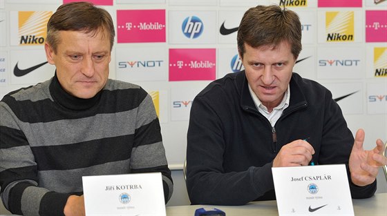 Jií Kotrba (vlevo) a Josef Csaplár se v prosinci 2014 ujali fotbalist Liberce.