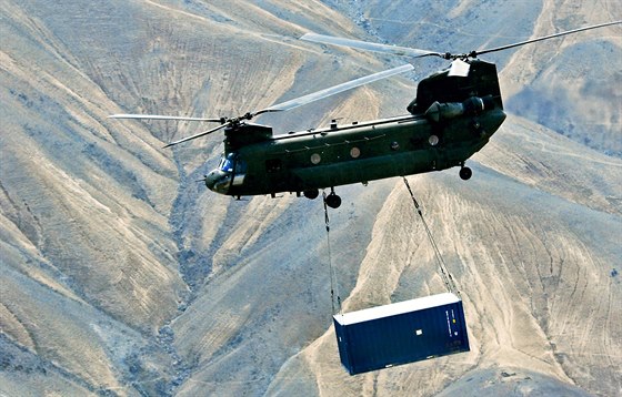 Chinook americké armády penáí kontejner bhem operace v afghánské provincii...