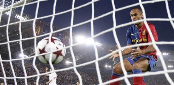 Thierry Henry, útoník Barcelony, oslavuje gól, který dal jeho parák Samuel Eto'o.