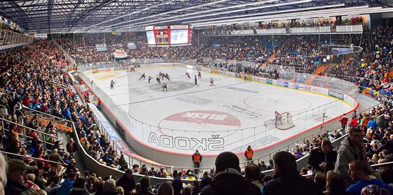 Hokejový stadion v Hradci Králové pi derby s Pardubicemi.