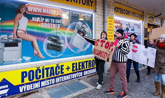 Demonstrace proti sexistické reklam v Hradci Králové (10.12.2014).