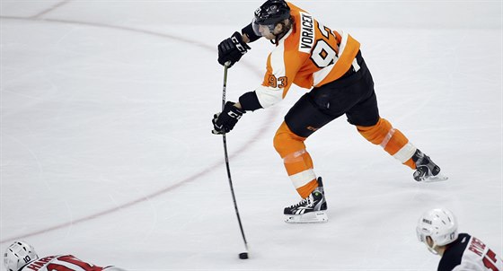 Jakub Voráek z Philadelphie útoí. Jeho snahu sledují Peter Harrold (vlevo...