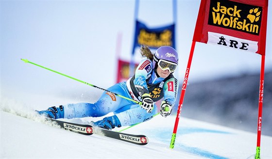 Slovinská lyaka Tina Mazeová na trati obího slalomu v Aare.