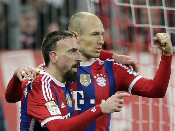 Arjen Robben (vpravo) a Franck Ribéry z Bayernu Mnichov slaví gól prvn...