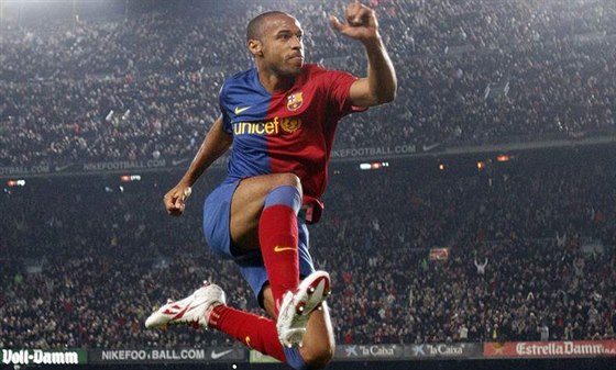 Barcelona rozdrtila Málagu. Na fotografii se z gólu raduje Henry.