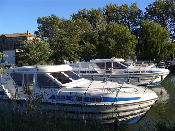 Canalboating se stal naší láskou, která začala na kanálu du Midi ve Francii. Půjčit si můžete motorový člun pro dva i více lidí.