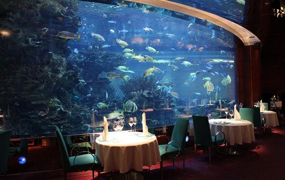 Akvárium s milionem litr vody jako unikátní dekorace luxusní restaurace v...