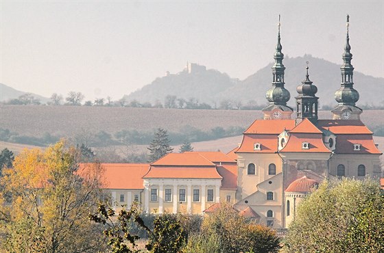 Pohled na velehradskou baziliku a hrad Buchlov