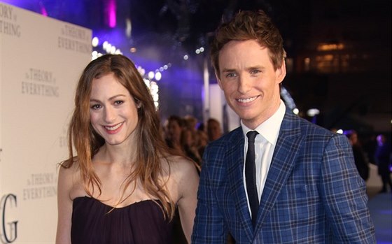 Hannah Bagshawe a Eddie Redmayne na premiée filmu Teorie veho (Londýn, 9....