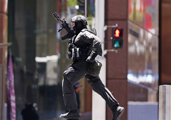 Policistké nedaleko Lindt cafe v centru Sydney, kde jsou zadrováni rukojmí...