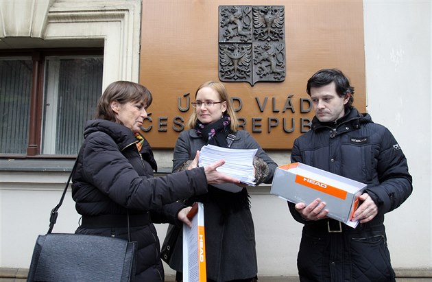 P�edání petice na podporu dvou d�tí v Norsku. Rodin� byly odebrány v kv�tnu...