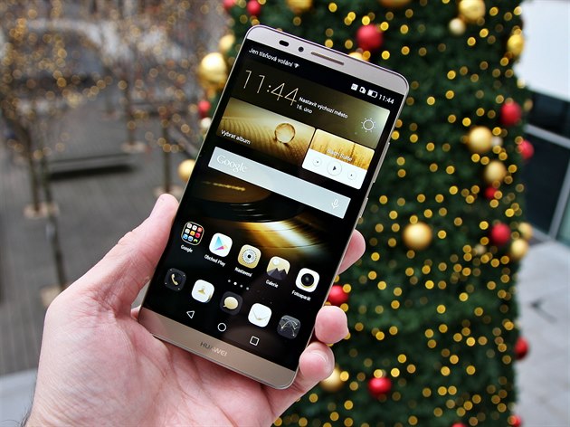 Huawei Ascend Mate7 ve zlaté variant�