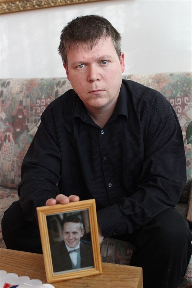 Kamil Vejvoda s fotografií zavradného syna Petra.