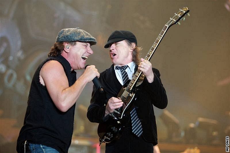 Zp�vák Brian Johnson a kytarista Angus Young z AC/DC p�i jejich posledním pra�ském koncert� v roce 2009