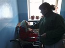 Zdravotní sestra dává léky pacientce psychiatrické kliniky v Slovjanoserbsku...