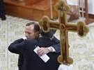 Australský premiér Tony Abbott objímá ukrajinského prezidenta Petra Poroenka...