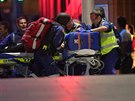 Záchranái peují o rukojmí z kavárny v centru Sydney (15. rposince 2014)