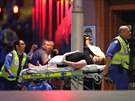 Záchranái peují o rukojmí z kavárny v centru Sydney (15. rposince 2014)