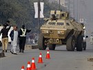 Transportér pákistánské armády u koly v Péávaru, na kterou zaútoil Taliban...