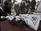 Tlo dívky, která zahynula pi útoku Talibanu na kolu v Péávaru (16. prosince...