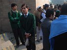 Pákistántí studenti vykávají ped kolou v Péávaru, na kterou zaútoil...
