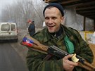 Proruský separatista hlídkuje u obce Gorlovka na východ Ukrajiny (15. prosince...