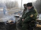 Hlídka separatist se heje na strái u obce Makijivka (15. prosince 2014)